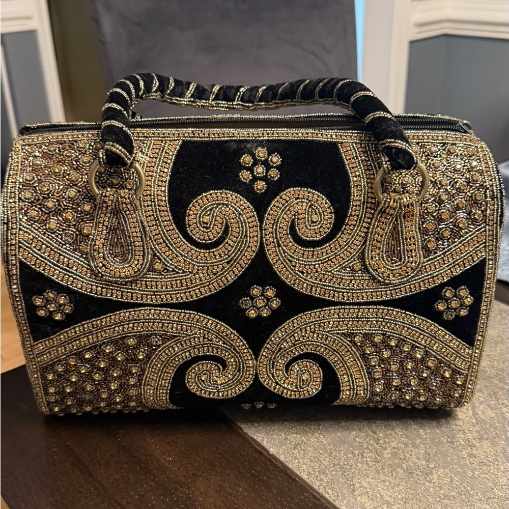 Black and Gold Spiral Design Clutch Wristlet